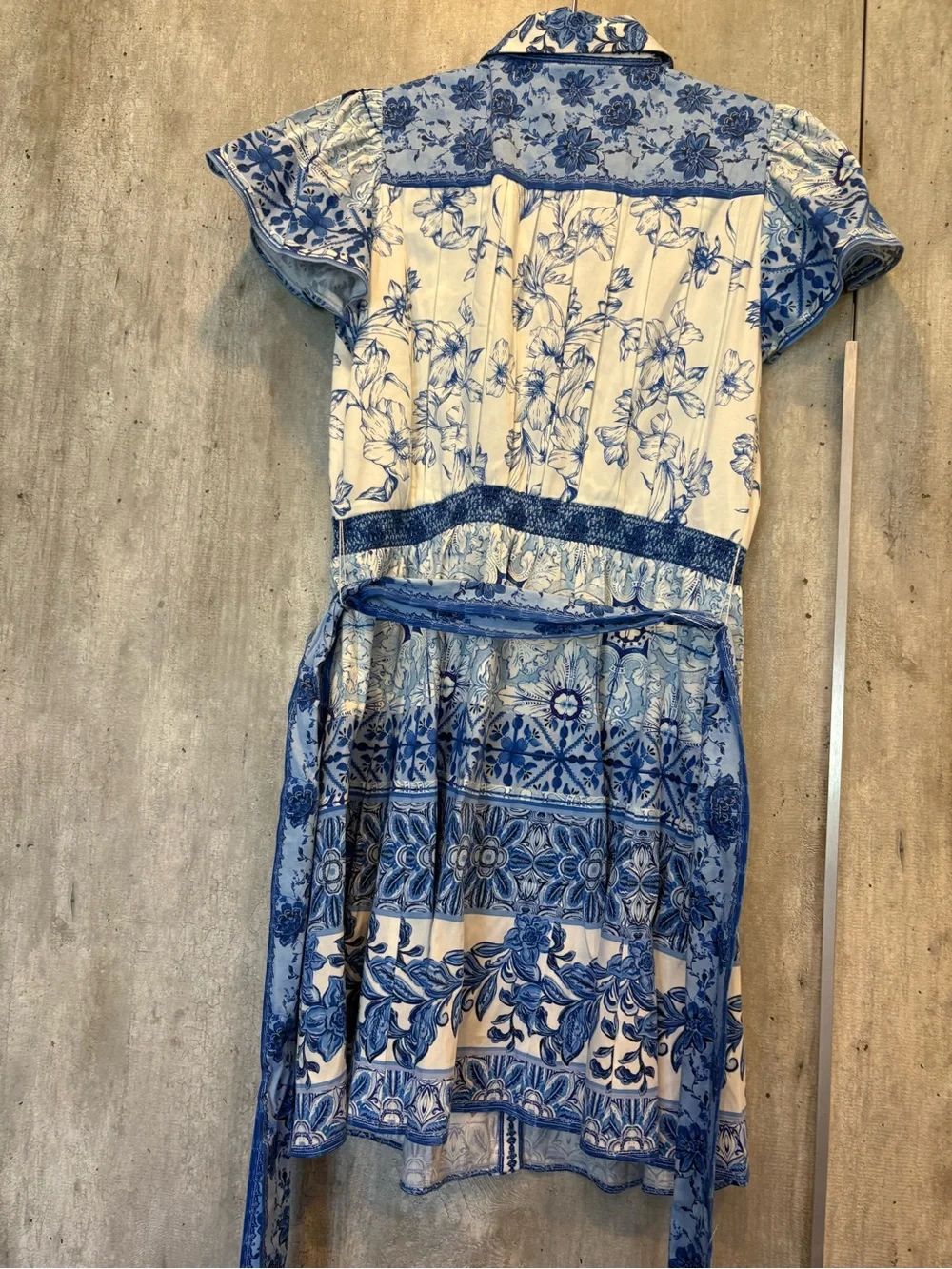 Alice + Olivia Blue and White Printed Tie-Waist Shirt Dress - Picture 4 of 4